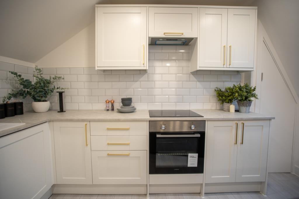 Lot: 98 - TWO-BEDROOM APARTMENT IN POPULAR WEST END OF FOLKESTONE -